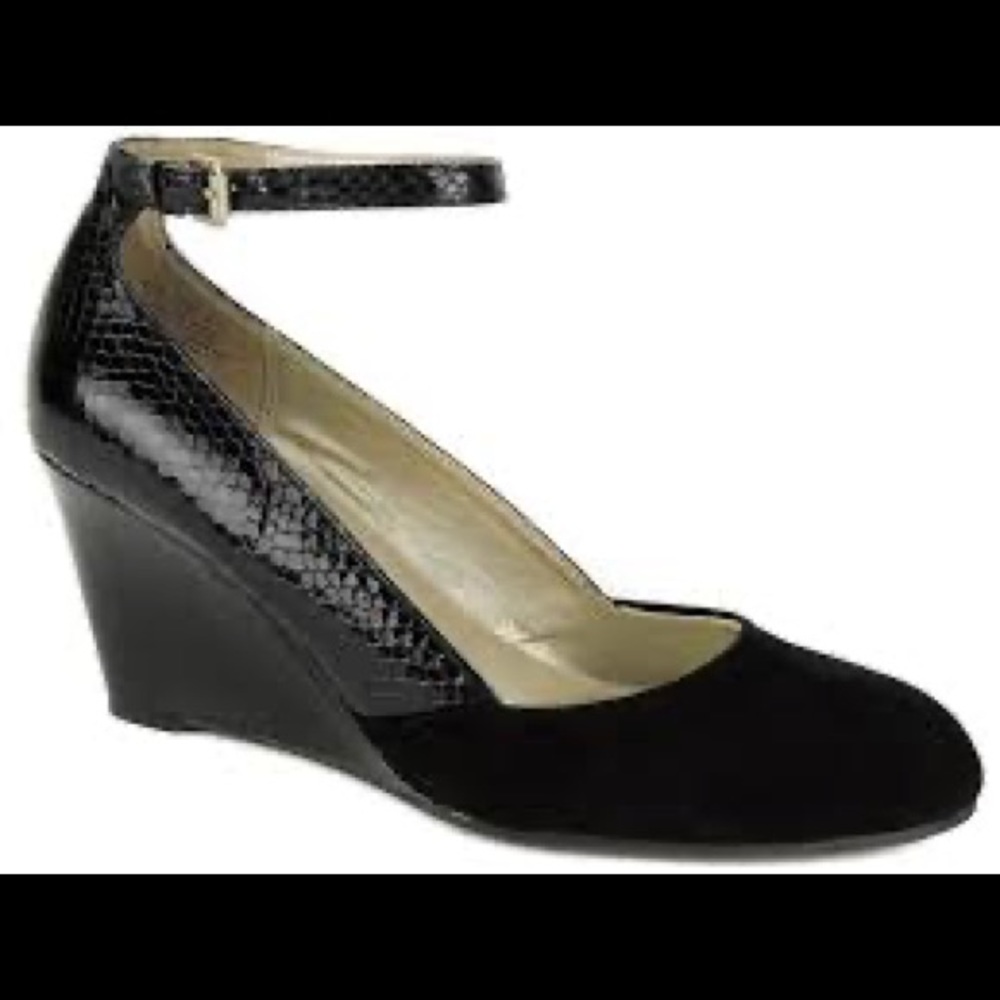 Bandolino “Topical” Wedge in Black